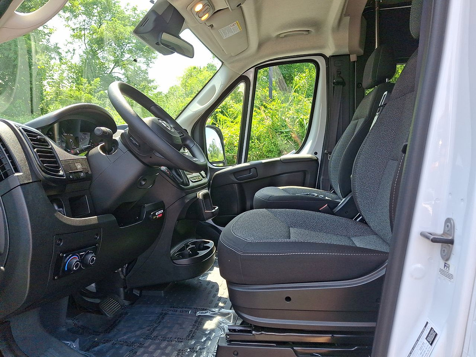 Used 2024 RAM ProMaster 2500 w/ Convenience Group FWD image 11