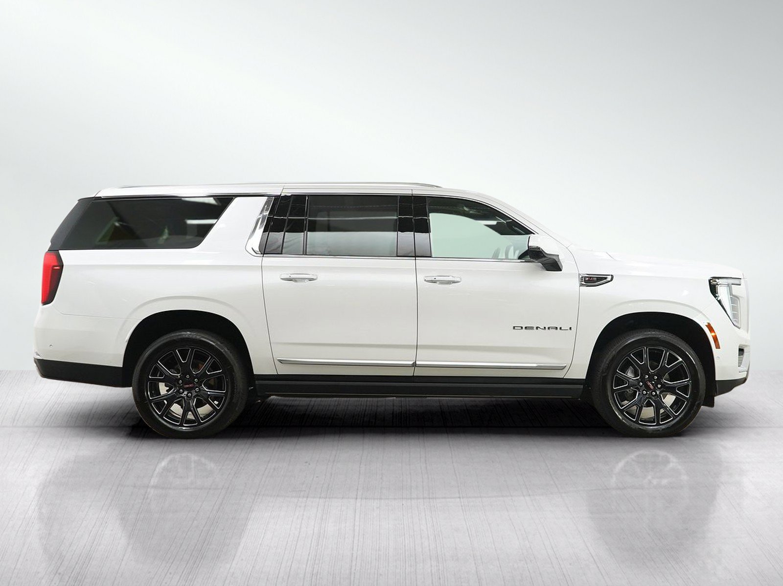 Used 2025 GMC Yukon XL Denali w/ Sun & Power Step Package AWD/4WD image 6