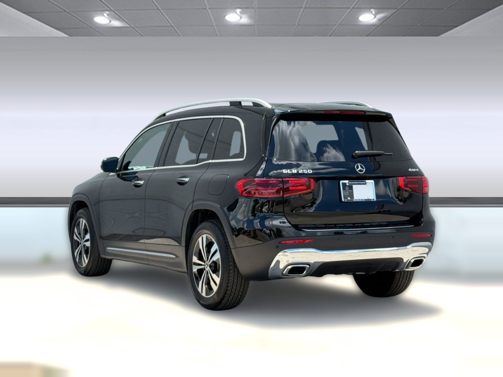 Used 2026 Mercedes-Benz GLB 250 4MATIC image 3