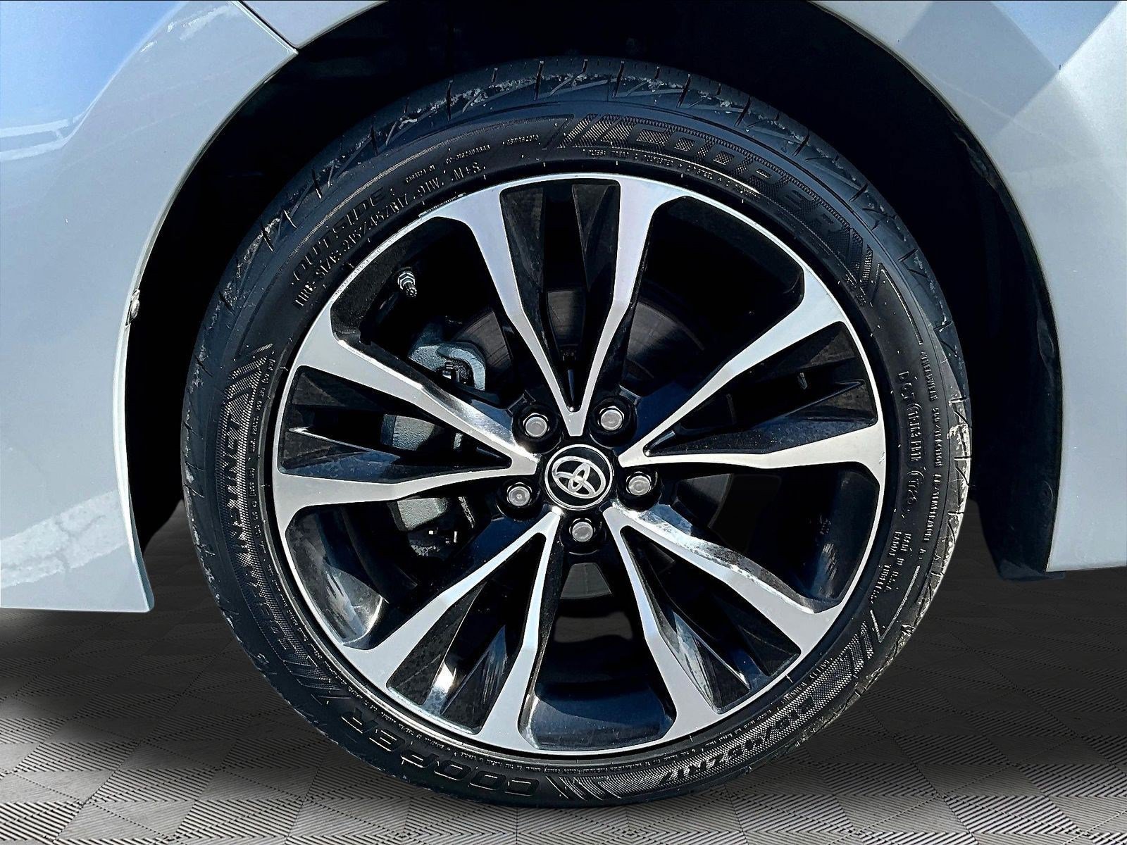 Used 2018 Toyota Corolla SE w/ Carpet Mat Package (TMS) FWD image 34