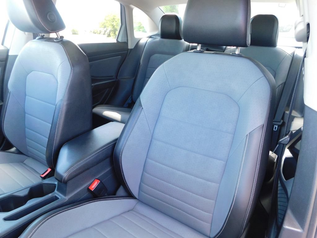 Used 2025 Volkswagen Jetta SE FWD image 16