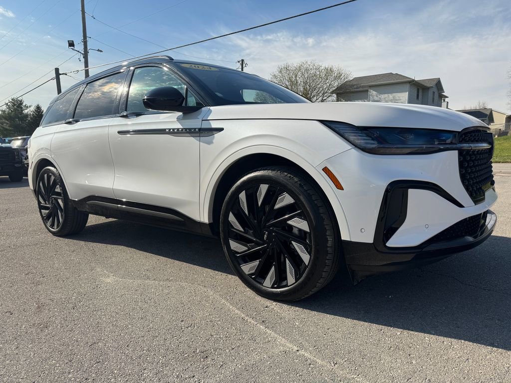 Used 2024 Lincoln Nautilus Reserve w/ Equipment Group 203A image 3