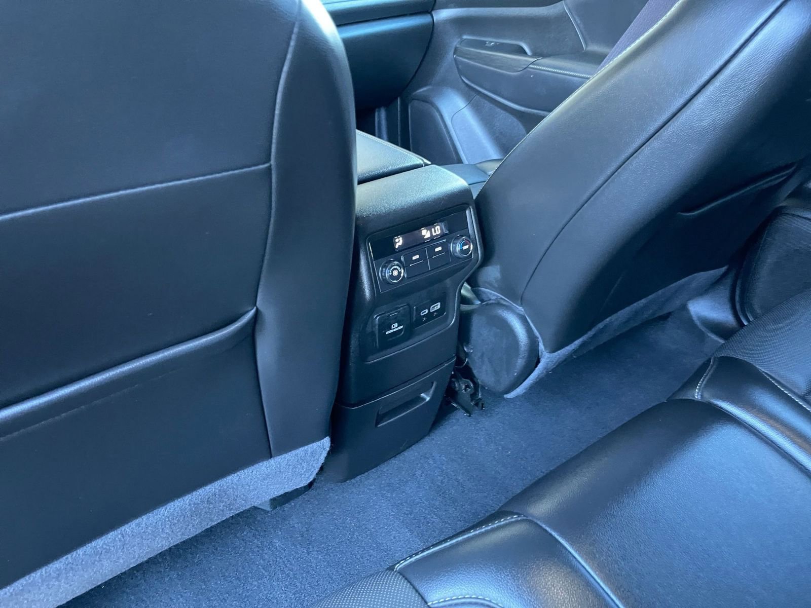 Used 2023 GMC Acadia SLT image 24