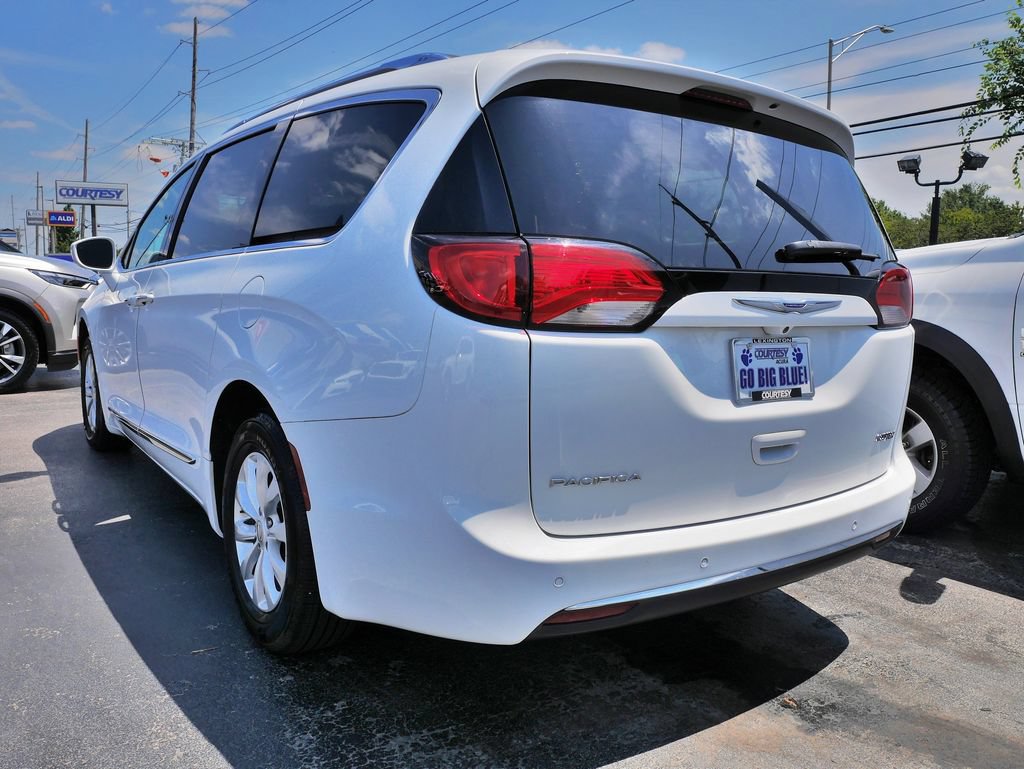 Used 2019 Chrysler Pacifica Touring-L FWD image 5
