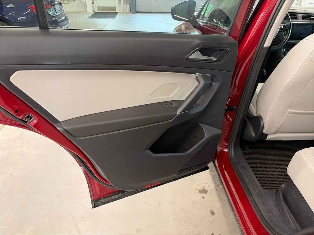 Used 2018 Volkswagen Tiguan SE AWD/4WD image 25