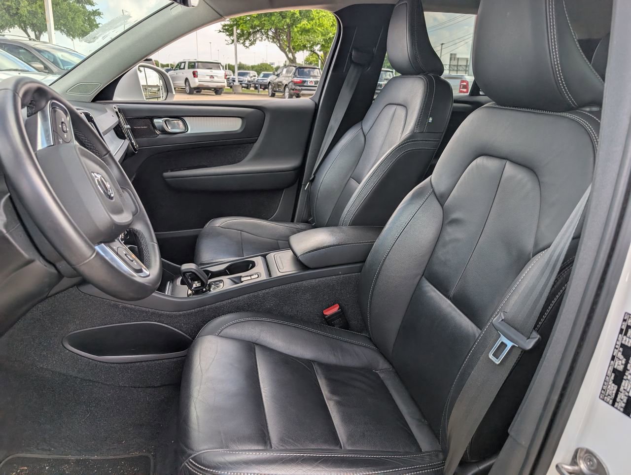 Used 2022 Volvo XC40 T4 Momentum image 26