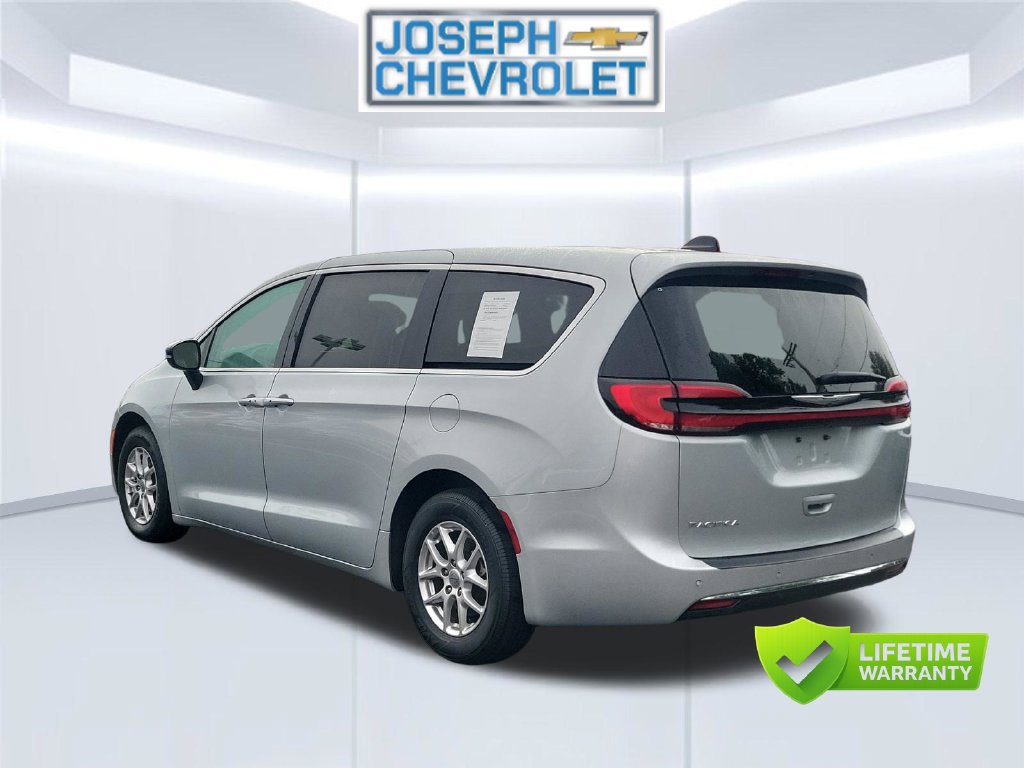 Used 2024 Chrysler Pacifica Touring-L FWD image 4