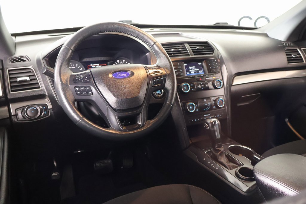 Used 2019 Ford Explorer XLT image 2
