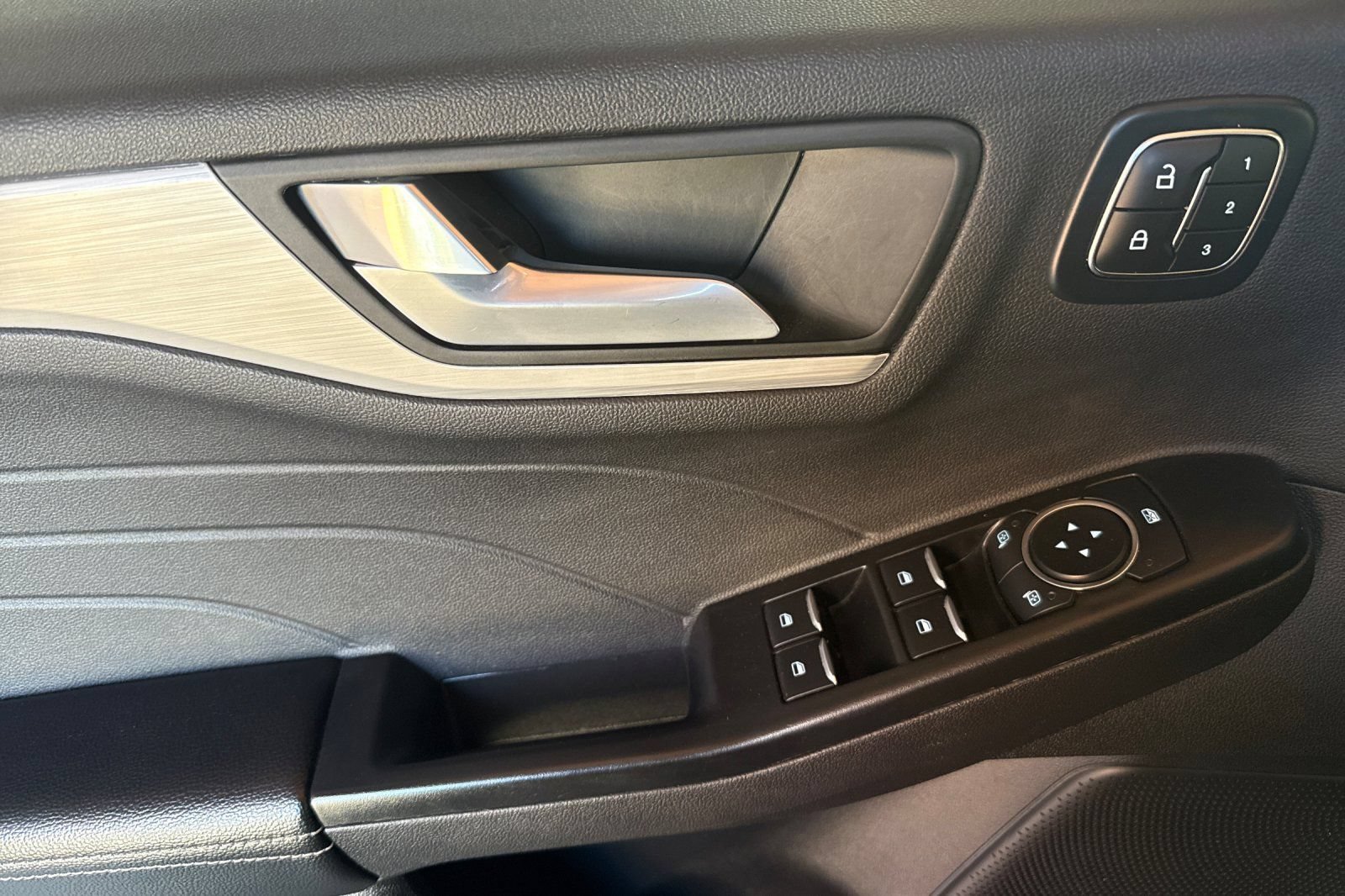 Used 2025 Ford Escape Platinum AWD/4WD image 12