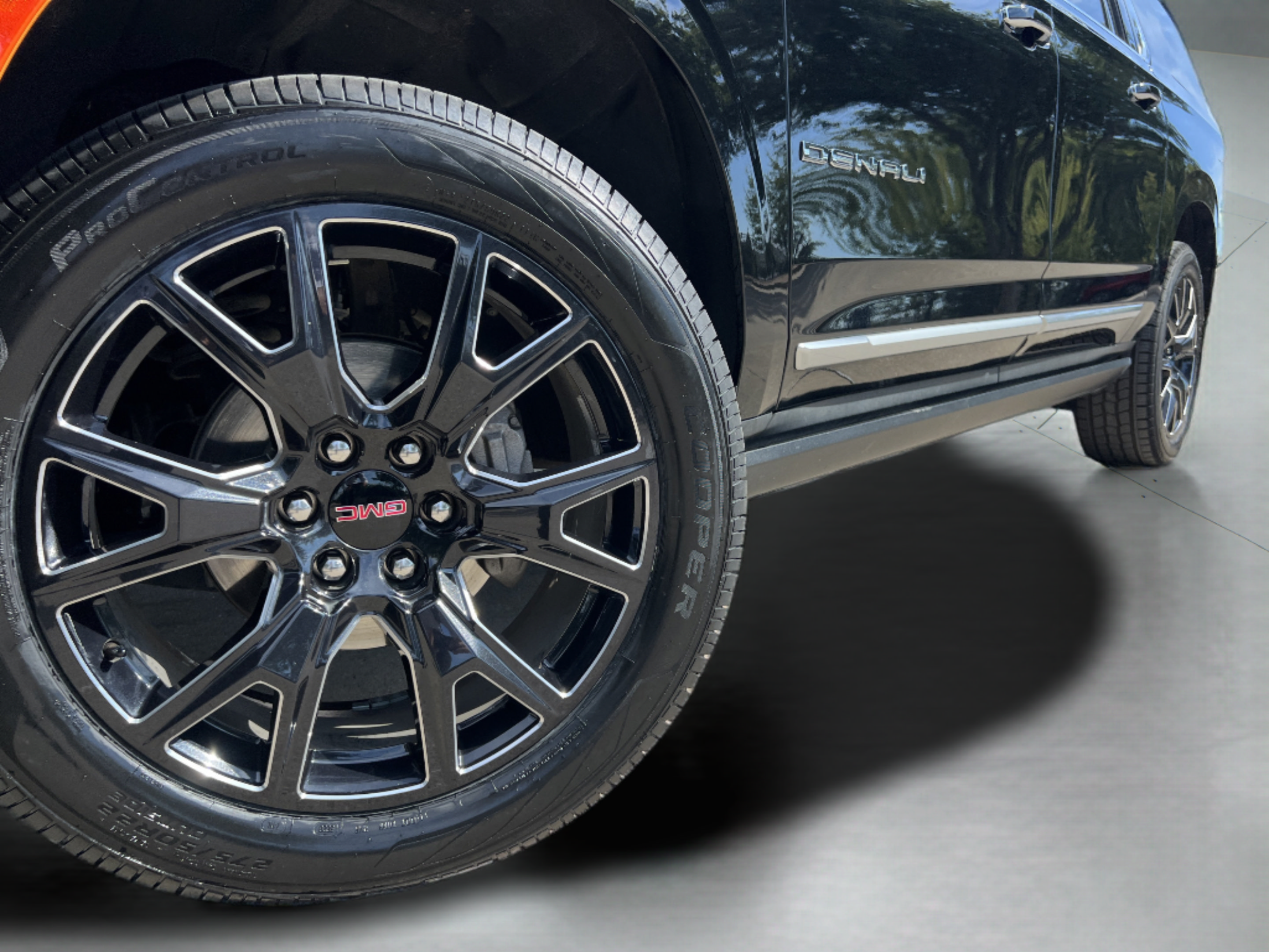 Used 2024 GMC Yukon XL Denali AWD/4WD image 13