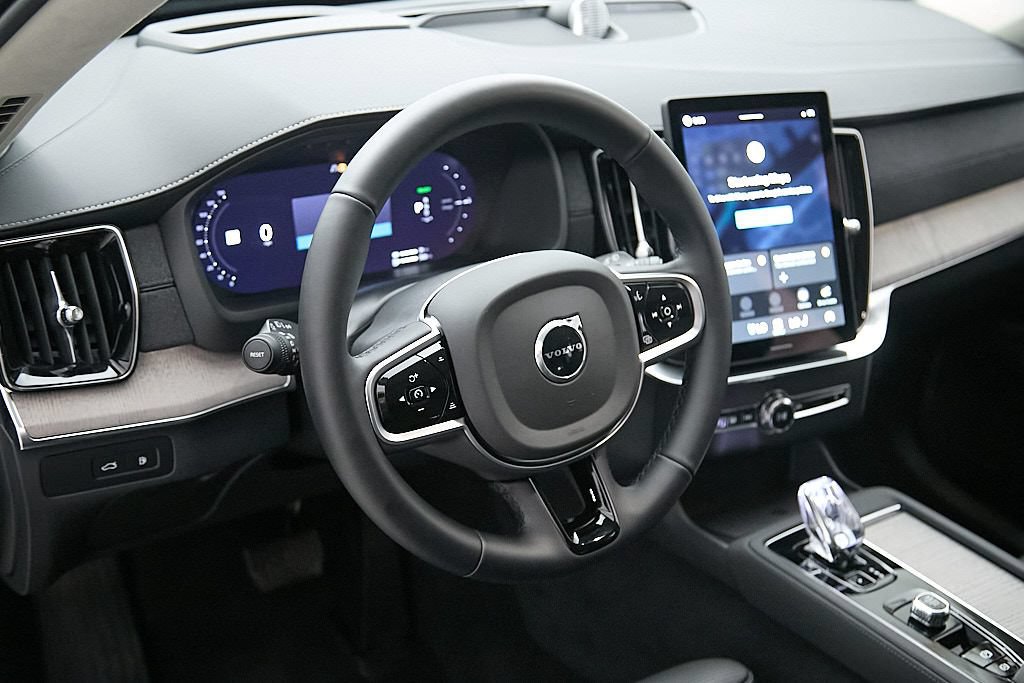 Certified 2025 Volvo XC90 T8 Ultra AWD/4WD image 13