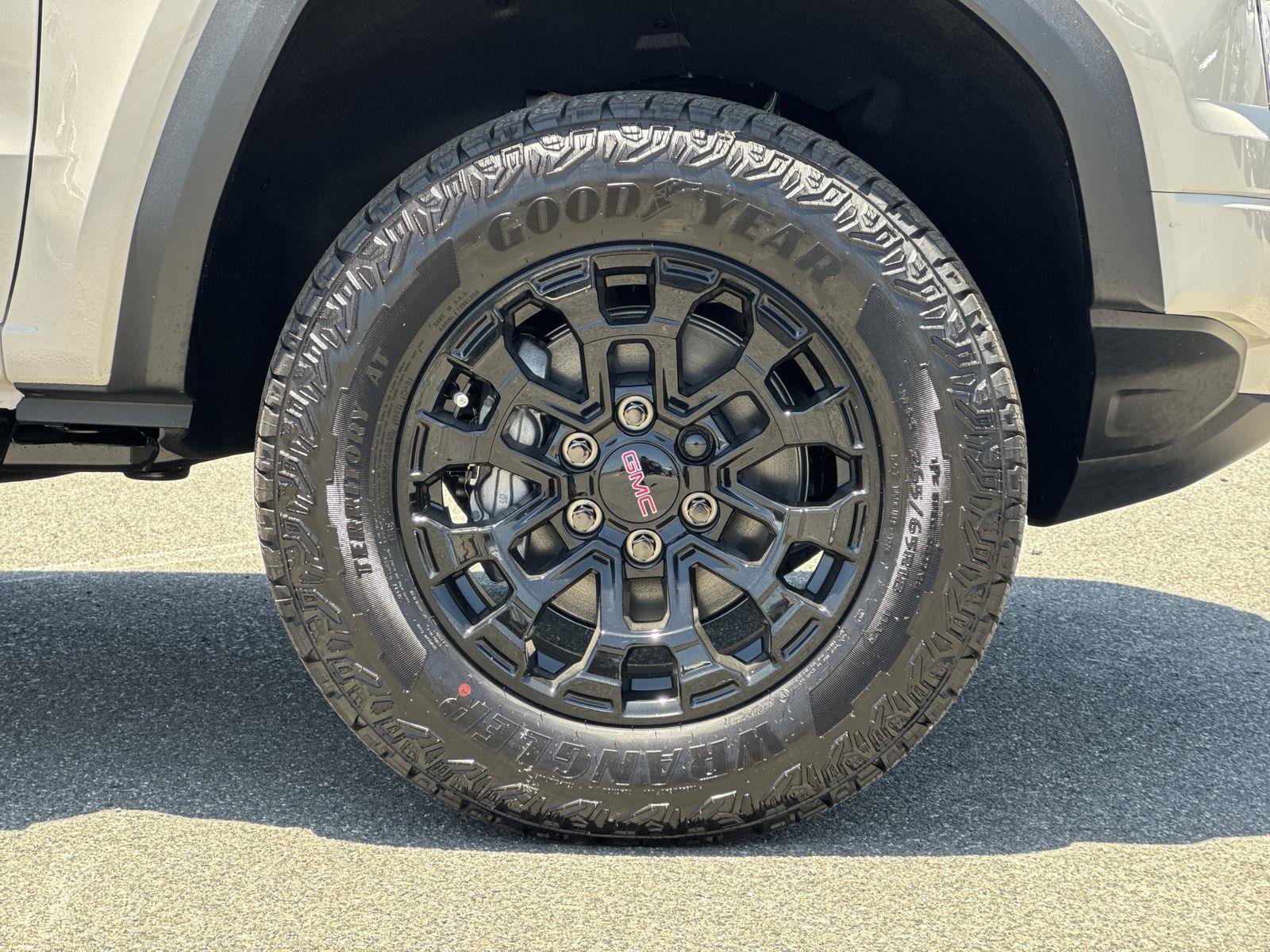 New 2026 GMC Canyon Elevation w/ LPO, Black Badging Package RWD image 28