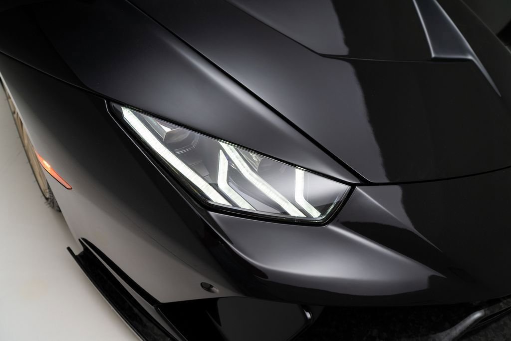 Used 2018 Lamborghini Huracan Performante AWD/4WD image 32