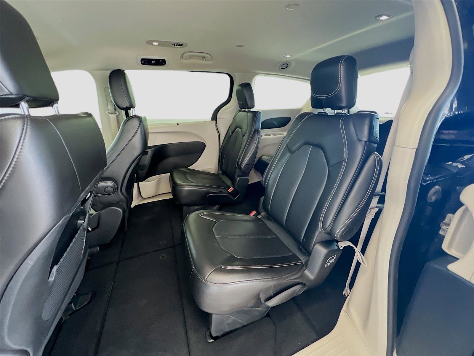Used 2024 Chrysler Pacifica Touring-L FWD image 22