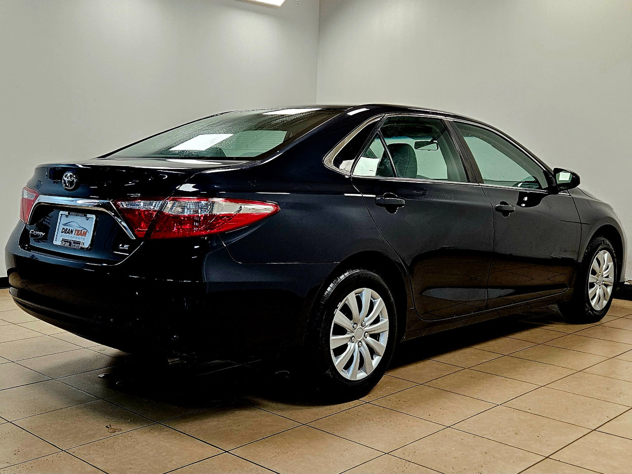 Used 2017 Toyota Camry LE image 4
