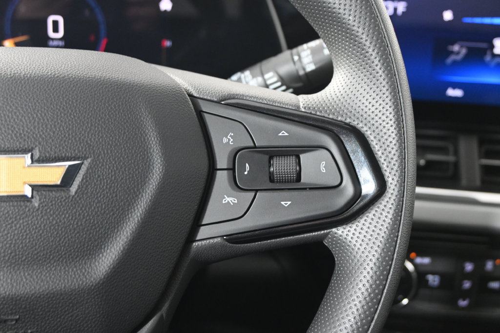 Used 2025 Chevrolet Trax LT FWD image 36