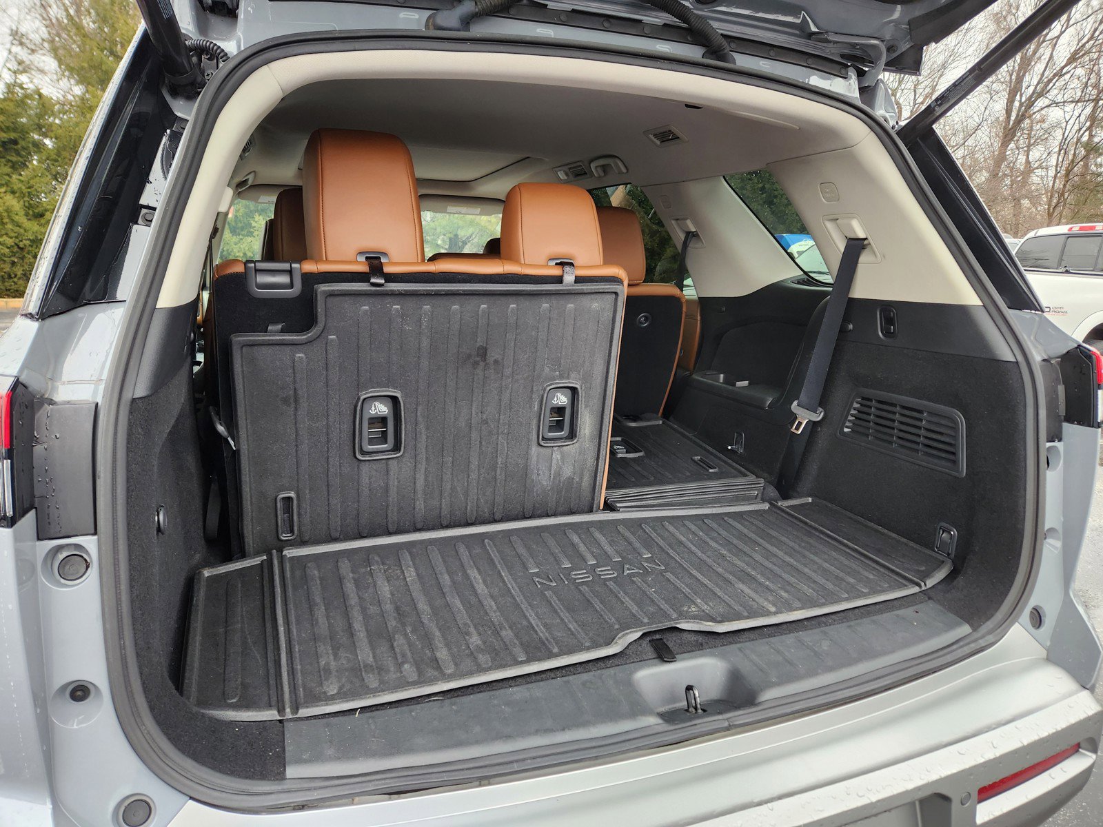 Used 2022 Nissan Pathfinder Platinum w/ Cargo Package image 8