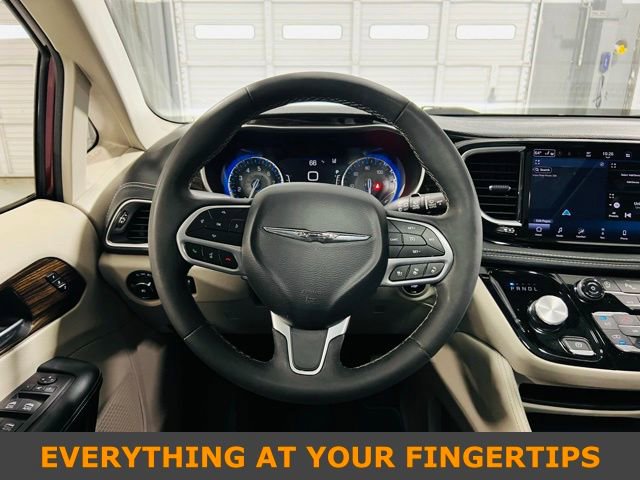 Used 2023 Chrysler Pacifica Limited image 5