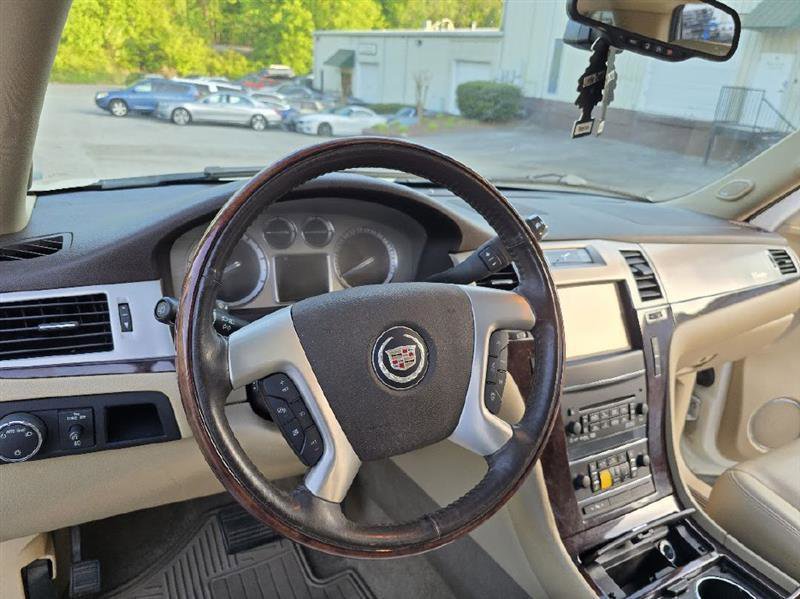 Used 2013 Cadillac Escalade ESV Luxury RWD image 20