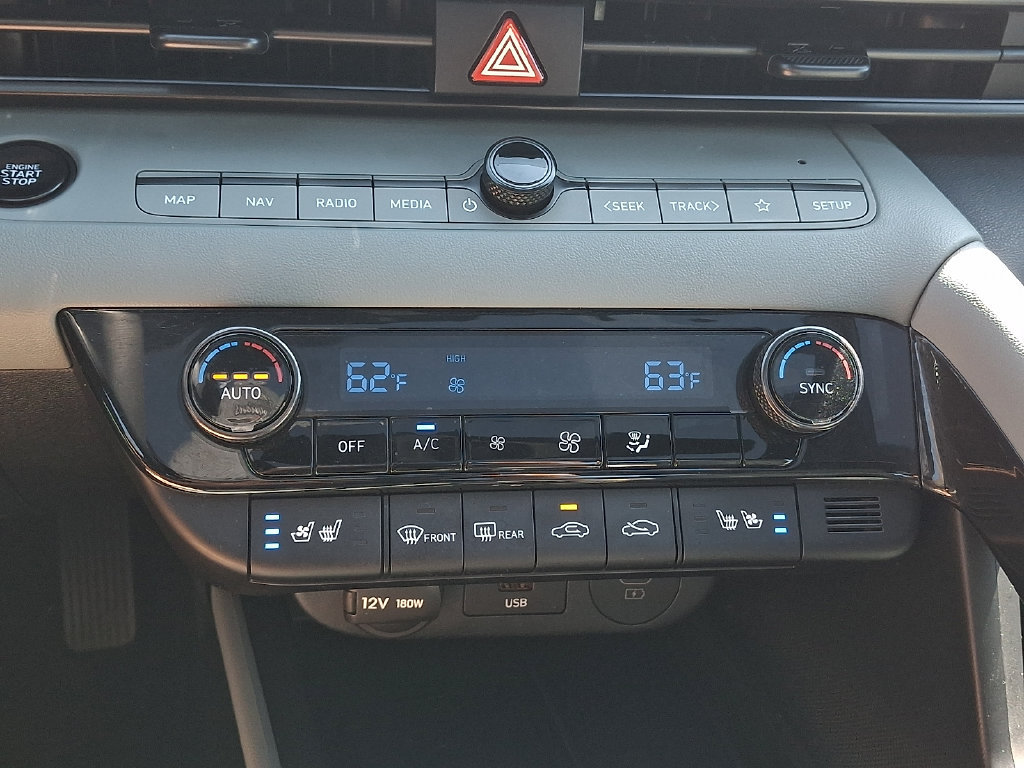 Certified 2025 Hyundai Elantra Limited FWD image 17
