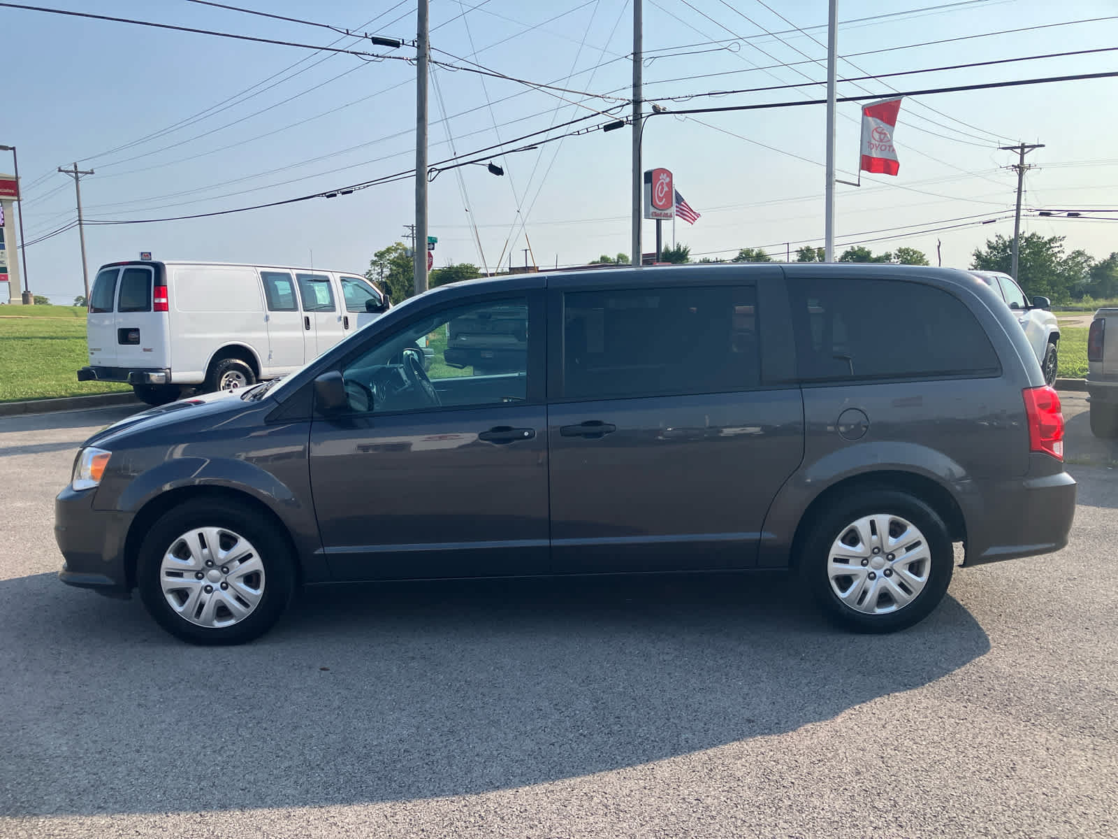 Used 2019 Dodge Grand Caravan SE FWD image 4
