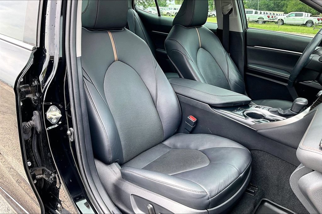 Used 2020 Toyota Camry XLE w/ Sunroof Package FWD image 7