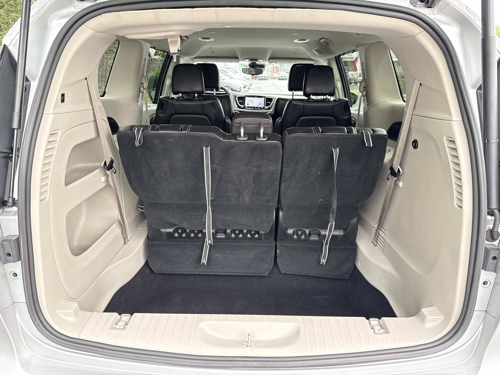 Used 2024 Chrysler Pacifica Touring-L FWD image 27
