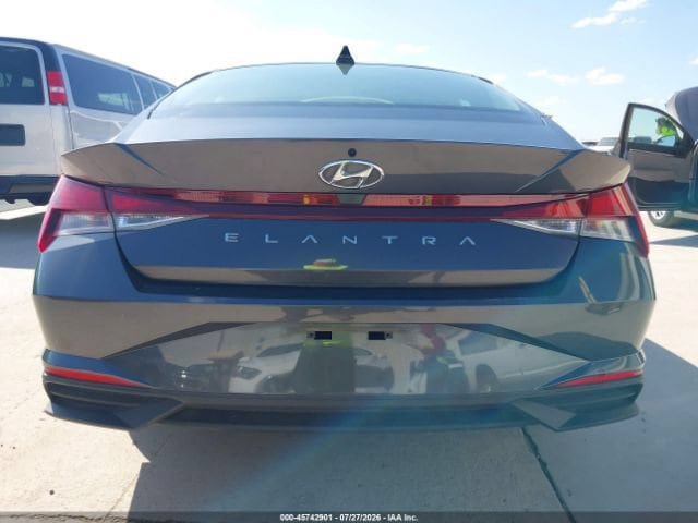 Used 2021 Hyundai Elantra SE FWD image 11
