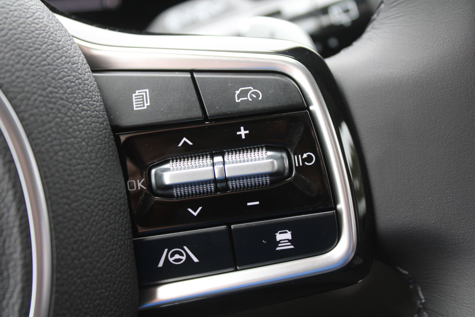 New 2026 Kia Carnival EX image 36