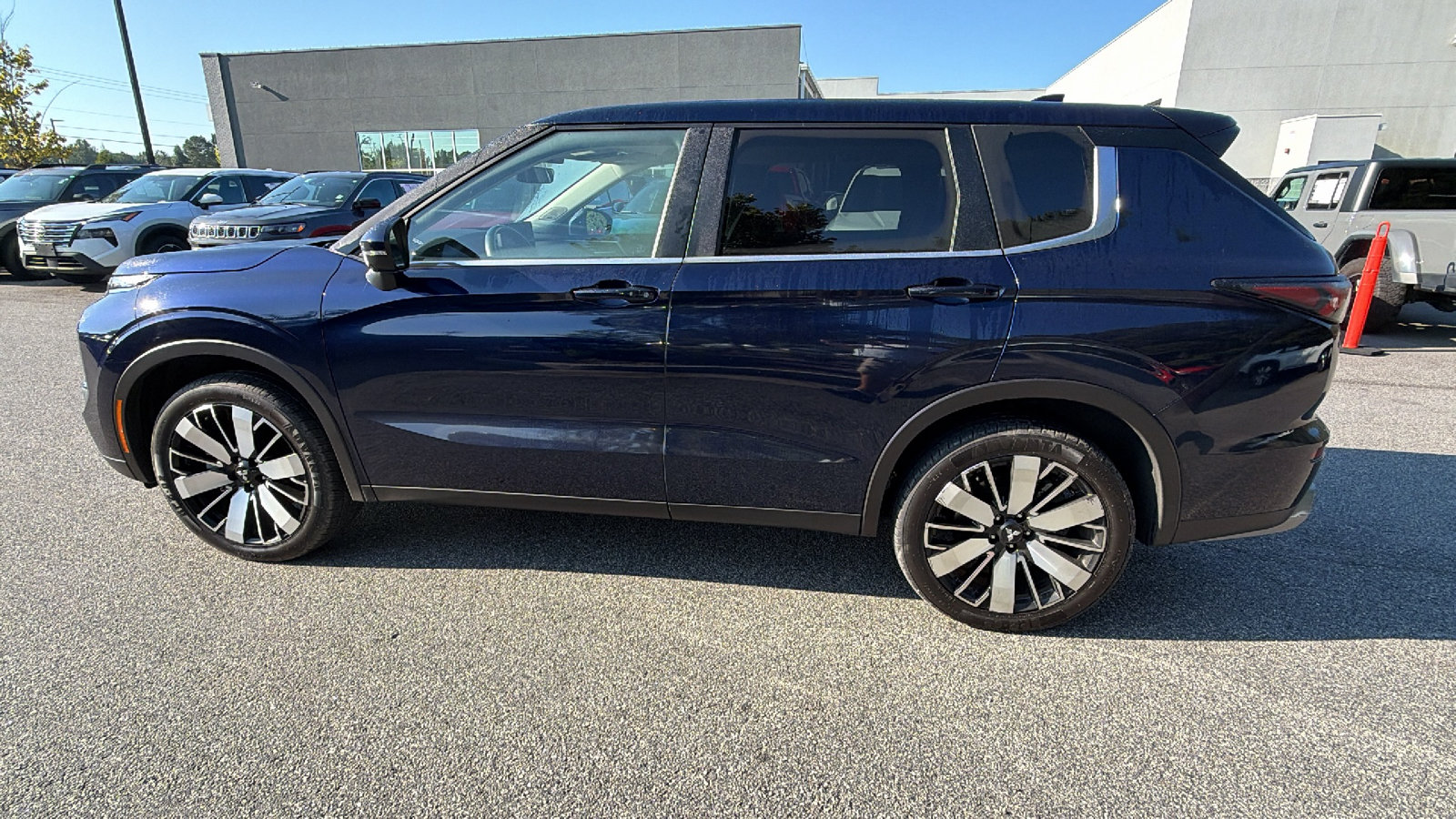 Used 2025 Mitsubishi Outlander SE FWD image 11