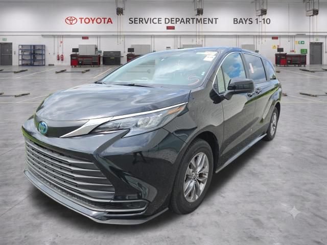 Used 2025 Toyota Sienna LE FWD image 4