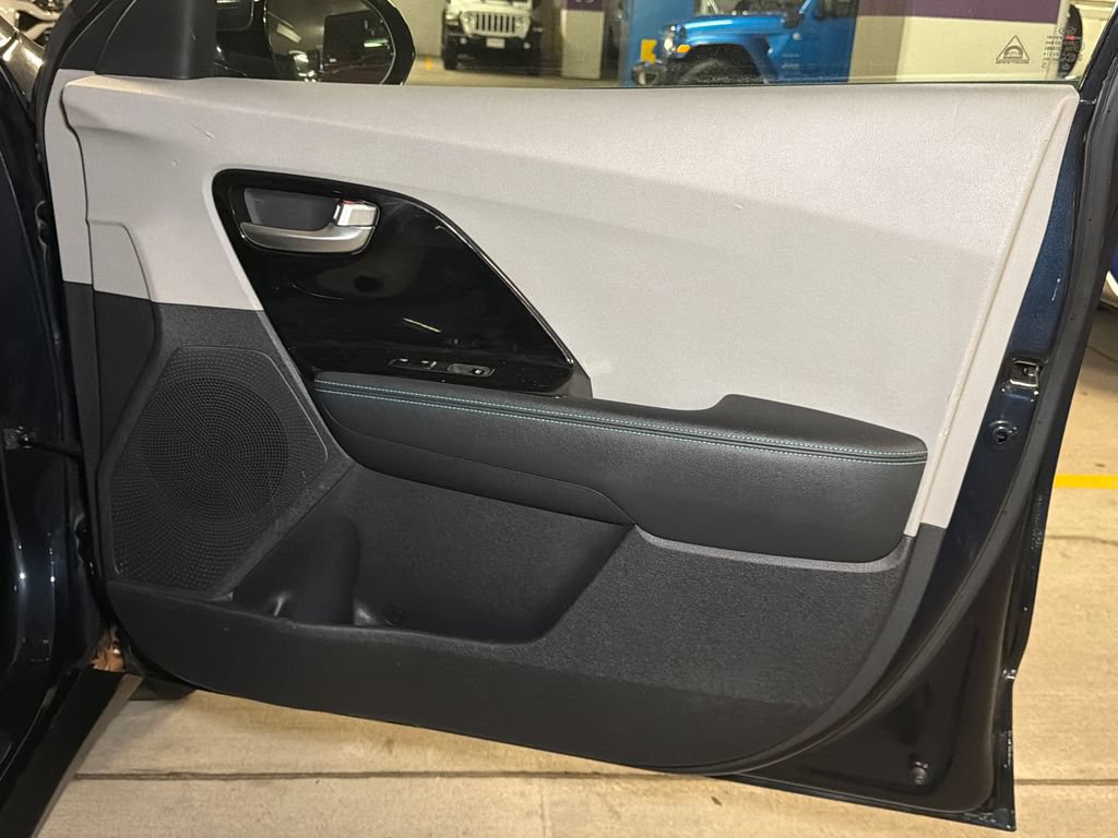 Used 2019 Kia Niro EX FWD image 12