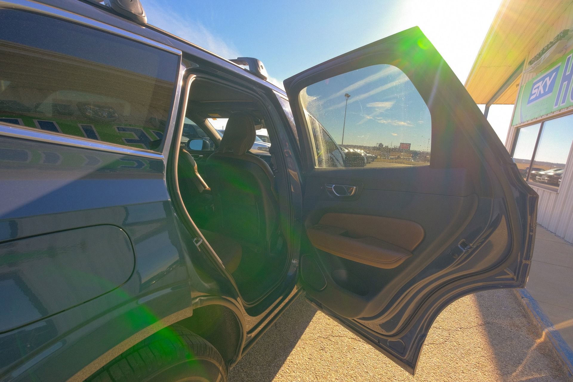 Used 2022 Volvo XC60 B5 Momentum image 19