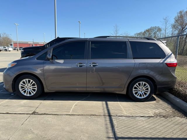 Used 2015 Toyota Sienna XLE w/ XLE Navigation Package image 5