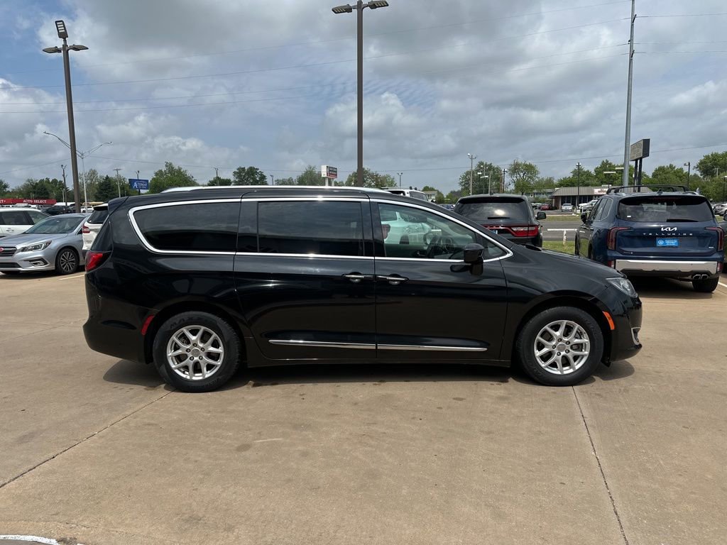 Used 2020 Chrysler Pacifica Touring-L image 4