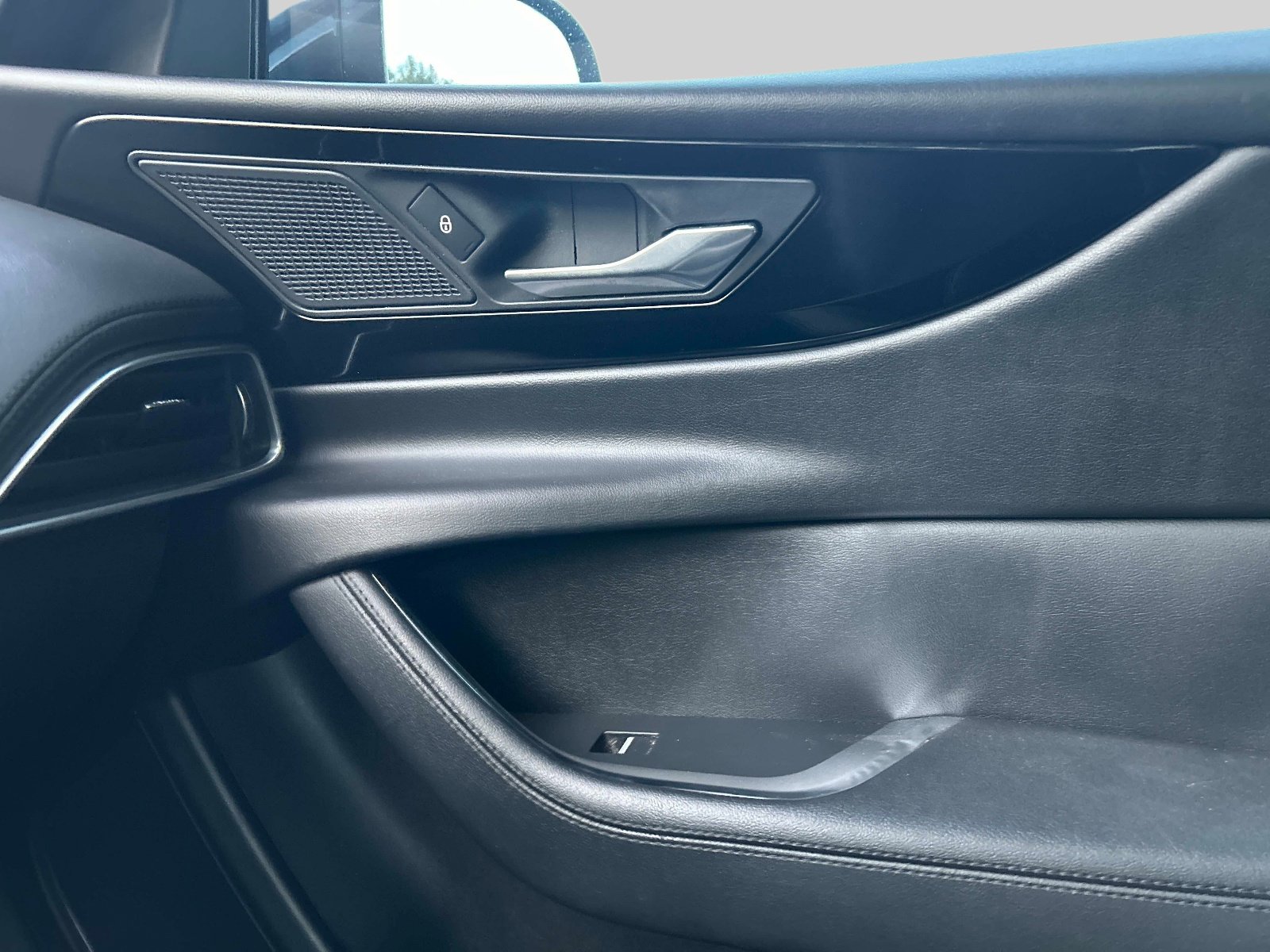 Used 2020 Jaguar XE S image 30