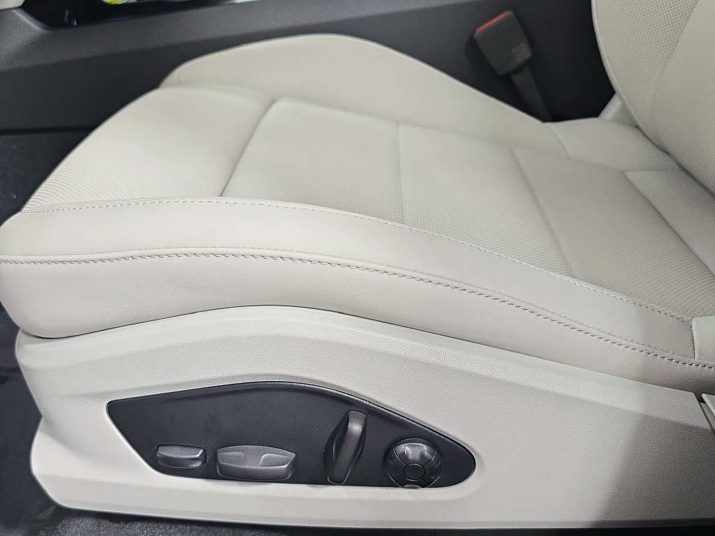 New 2026 Porsche Macan Electric RWD image 23