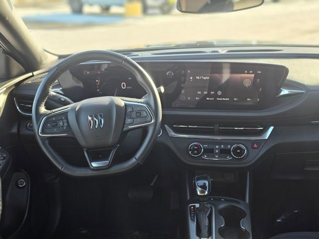 Used 2024 Buick Envista Preferred w/ Convenience I Package image 2