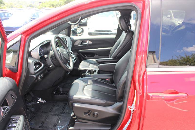 Used 2025 Chrysler Pacifica Select FWD image 11