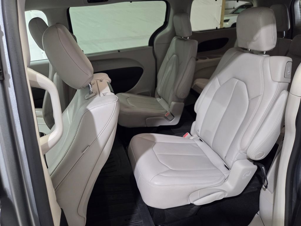 Used 2021 Chrysler Pacifica Touring-L w/ Uconnect Theater Family Group FWD image 16