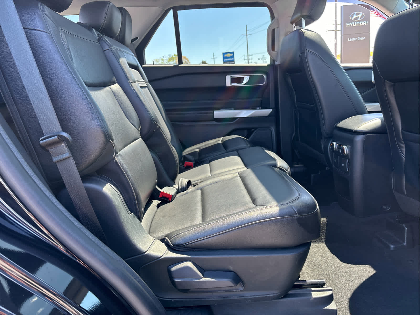 Used 2021 Ford Explorer XLT w/ Equipment Group 202A AWD/4WD image 23