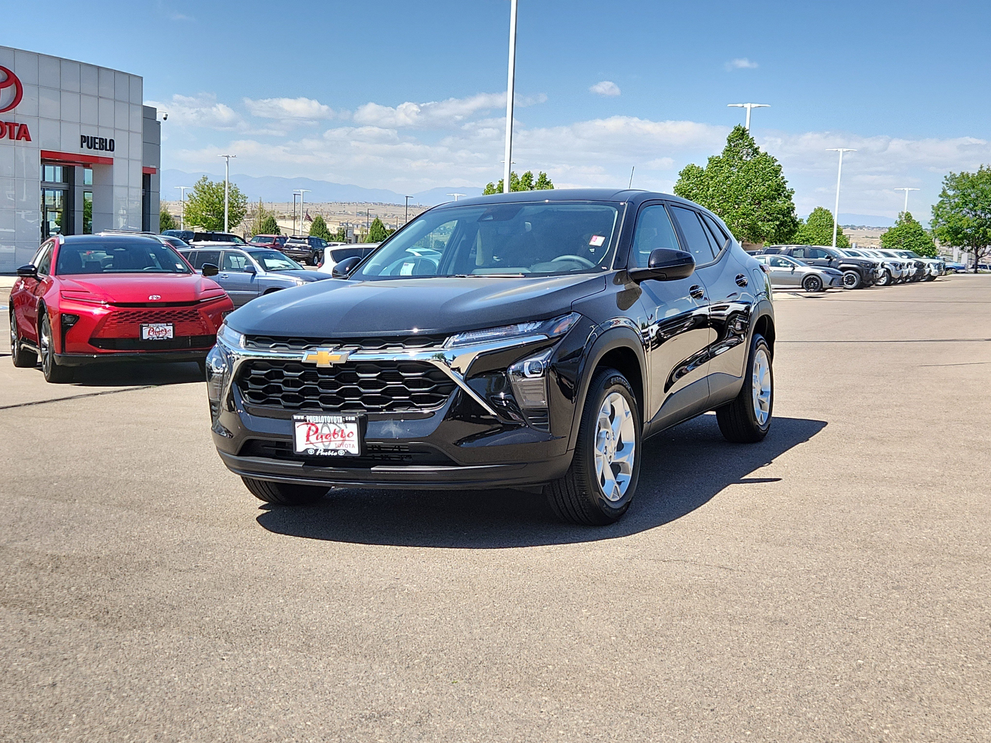 Used 2025 Chevrolet Trax LS w/ LS Convenience Package FWD image 4