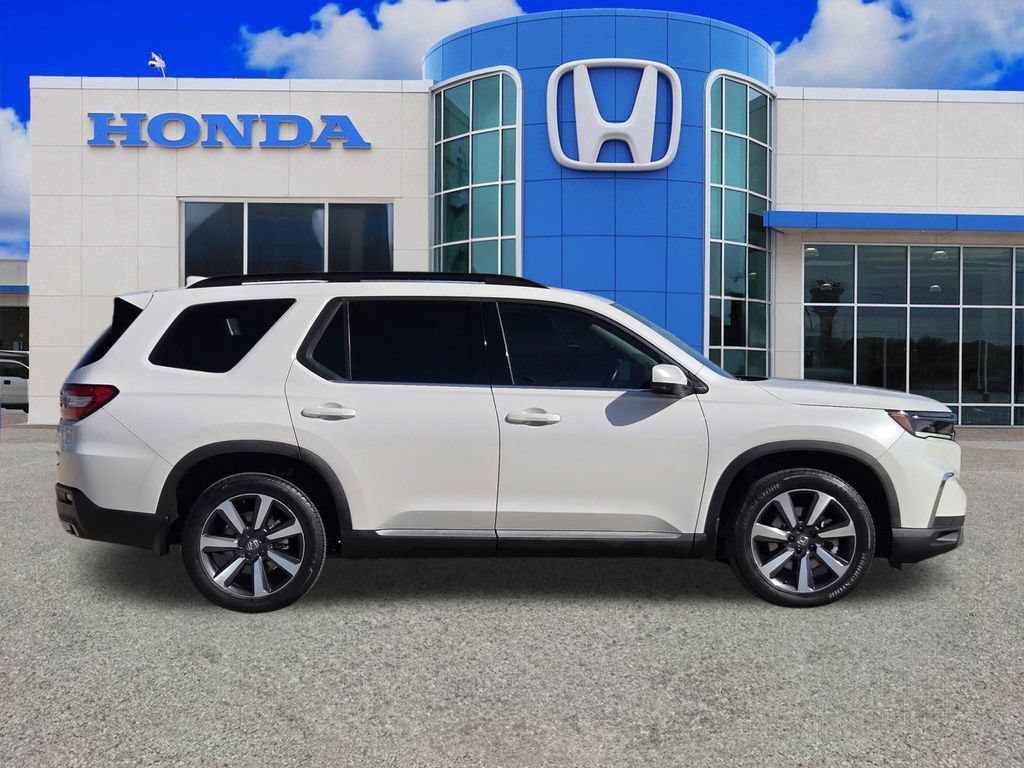 Used 2024 Honda Pilot Touring image 2