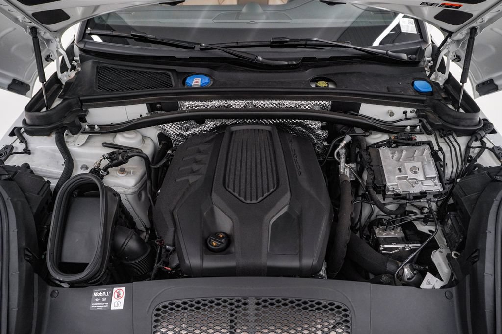 Certified 2025 Porsche Macan AWD/4WD image 28