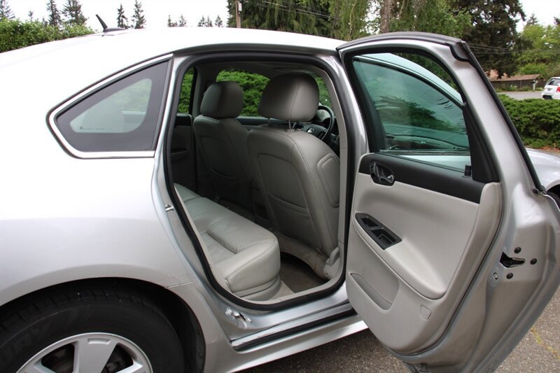 Used 2010 Chevrolet Impala LT w/ Luxury Edition Package FWD image 6