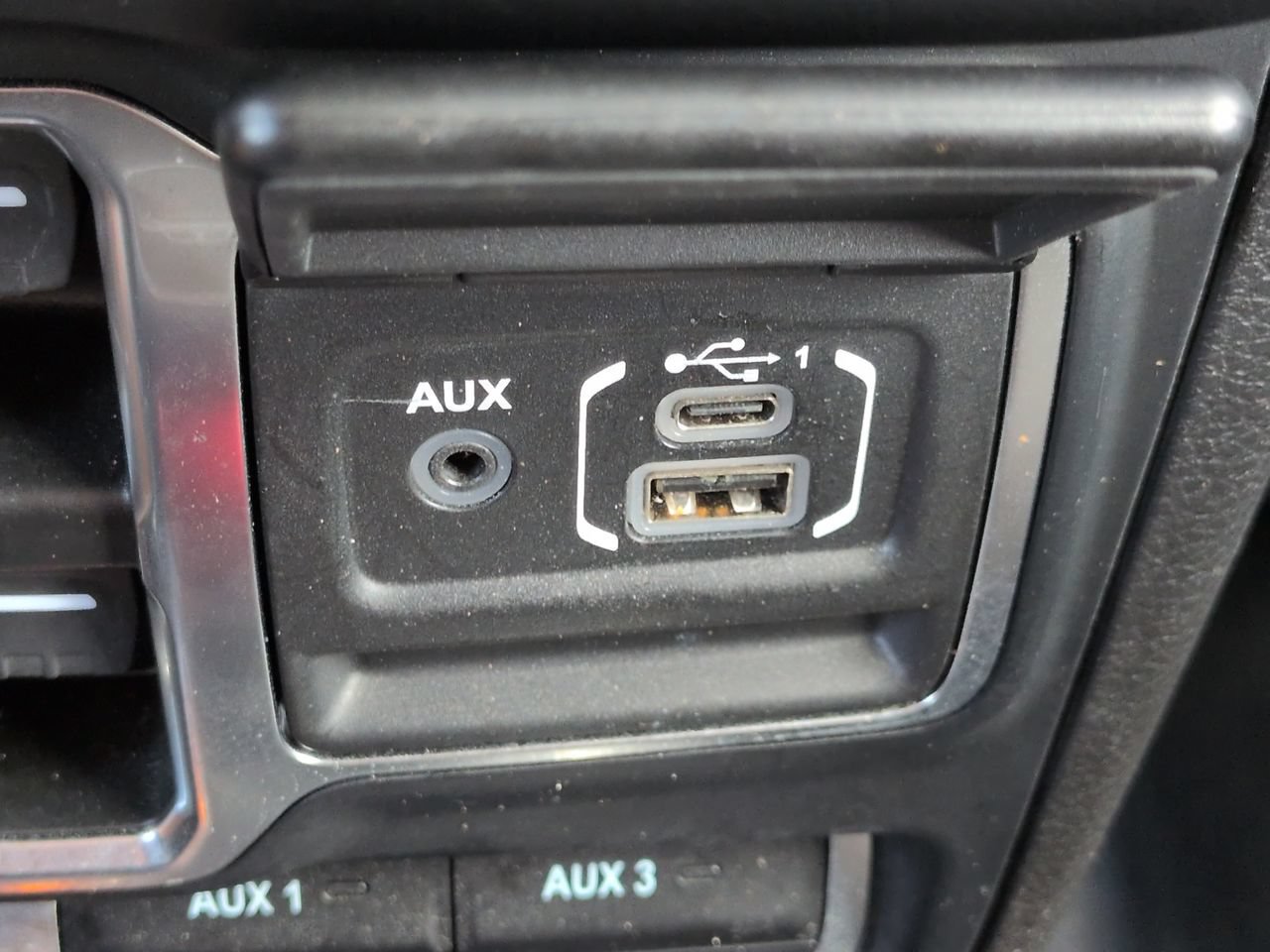 Used 2024 Jeep Gladiator Mojave w/ Technology Group AWD/4WD image 21
