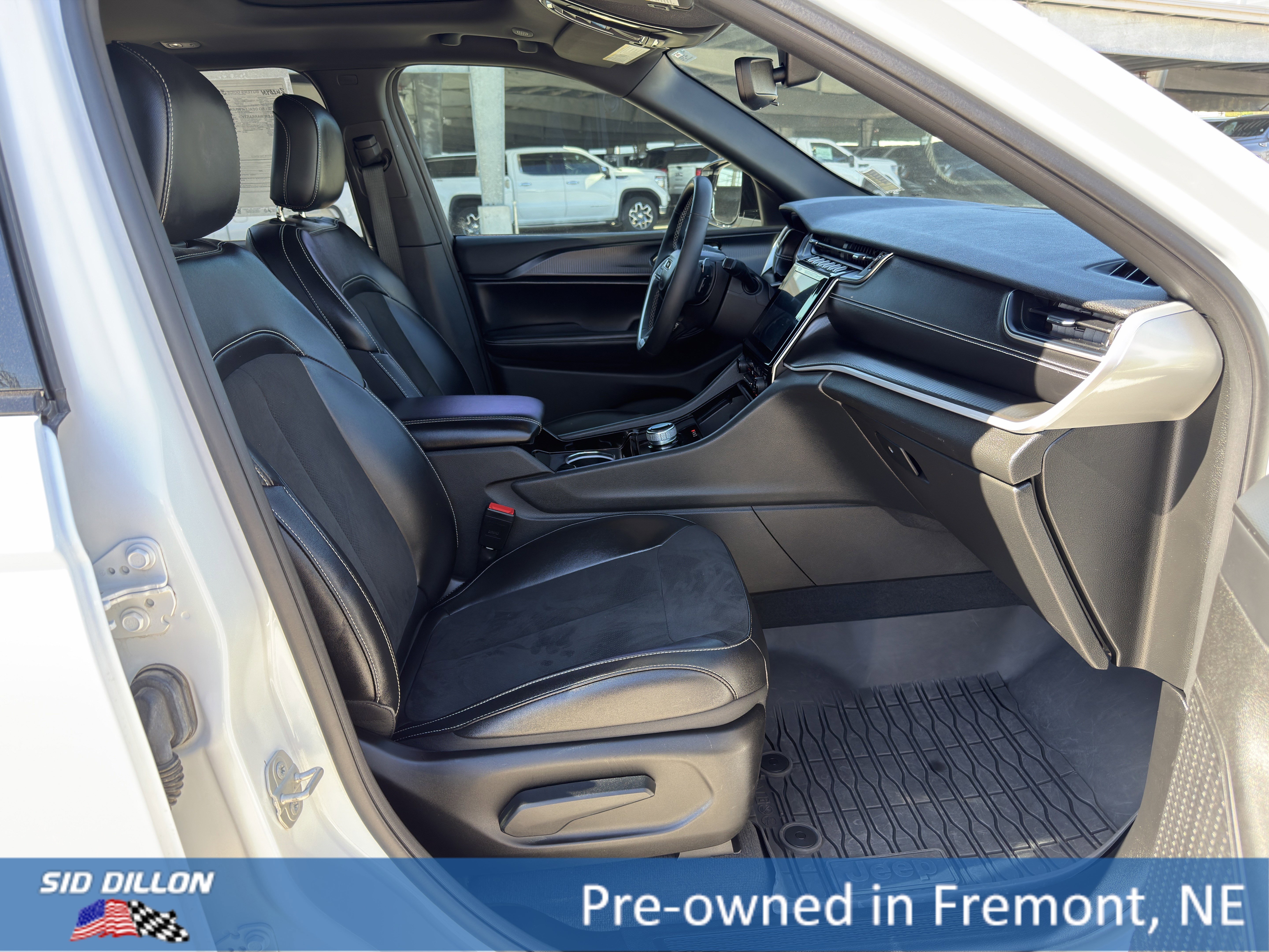 Used 2023 Jeep Grand Cherokee Altitude AWD/4WD image 16