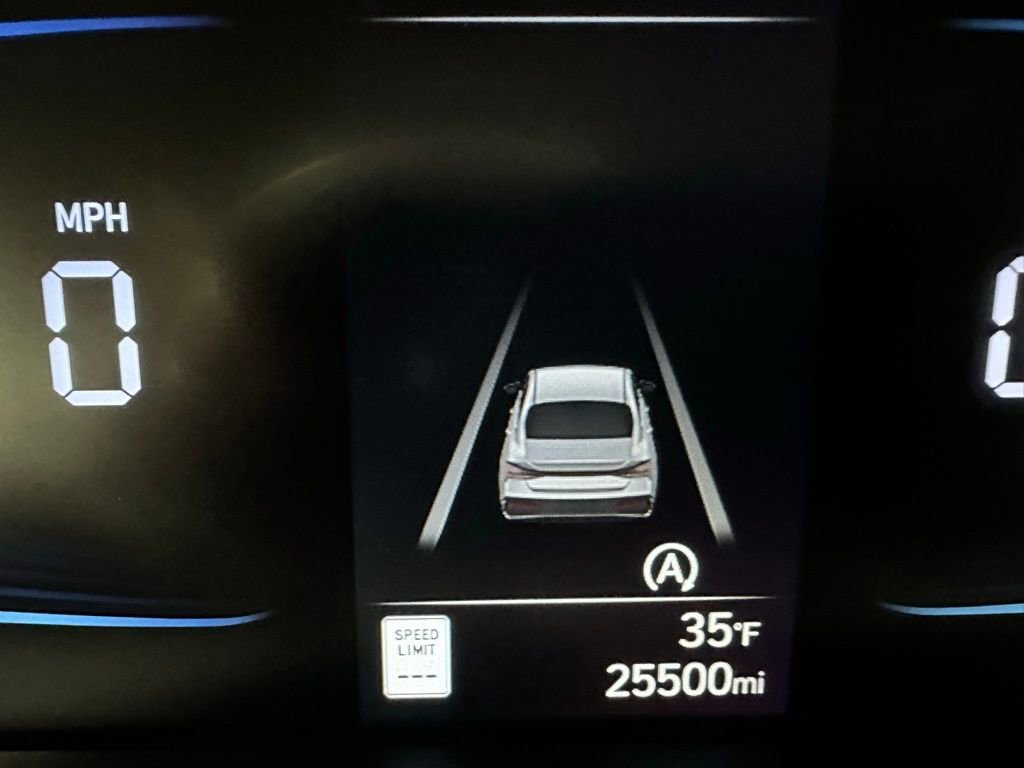 Used 2025 Hyundai Elantra SE image 24