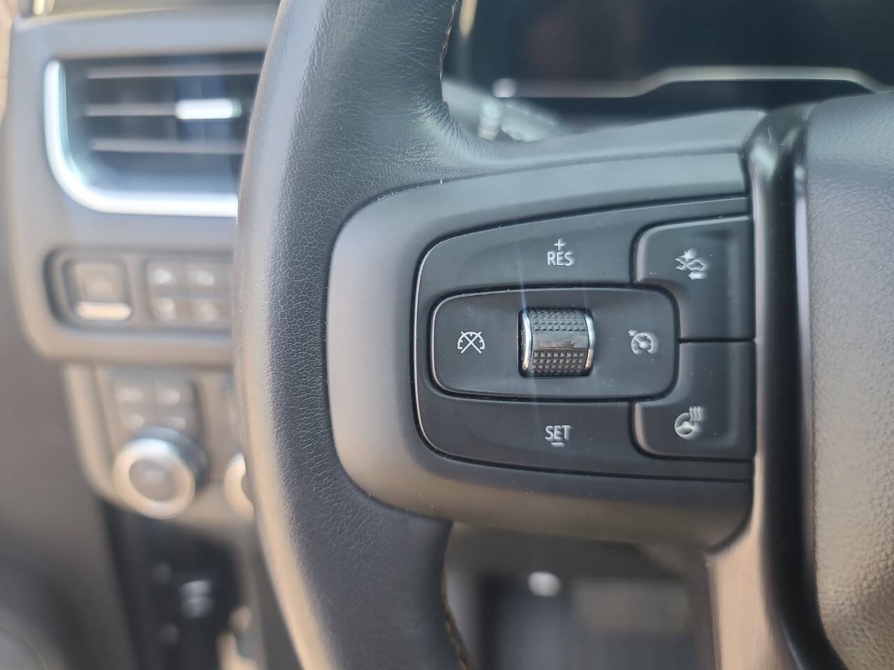 Used 2022 GMC Yukon XL AT4 AWD/4WD image 22
