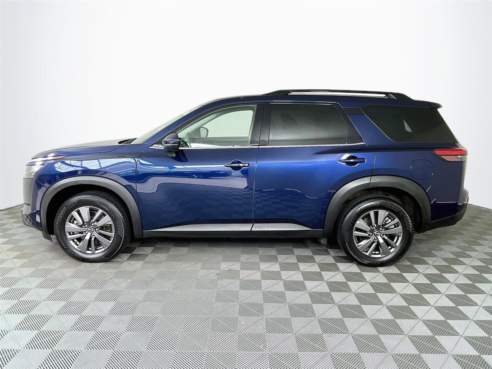 Used 2025 Nissan Pathfinder SV AWD/4WD image 4